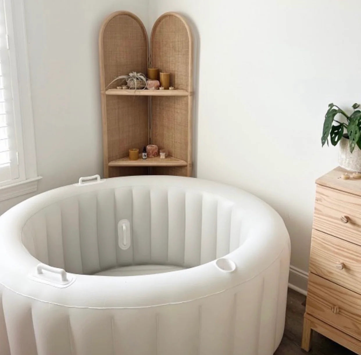 Saga Birth Pool in a calm home setting